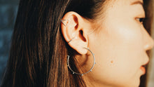 Load image into Gallery viewer, Crisscross Ear cuff