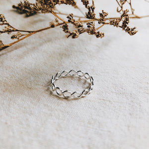 Crossing Waves Ring